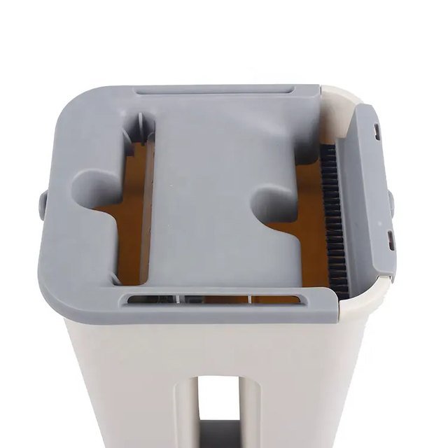 Grey lid of the flat mop bucket with its rinse slot and squeeze slot