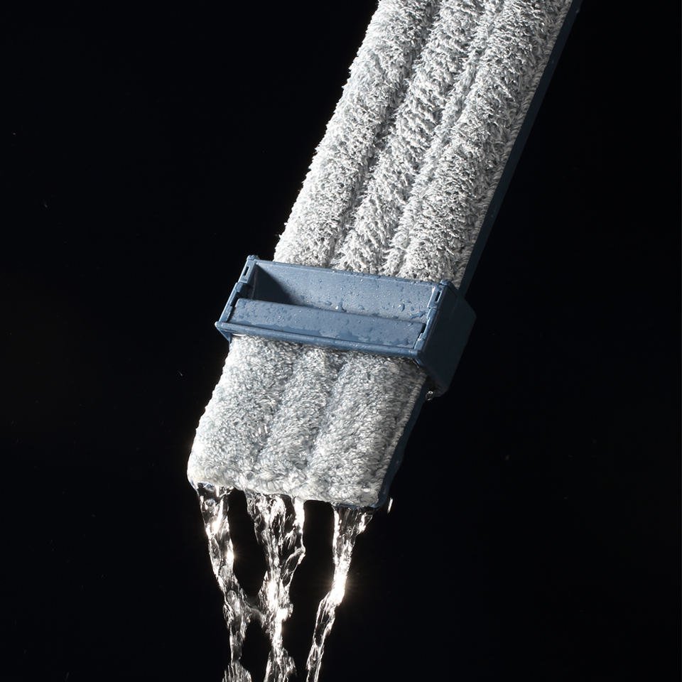 Squeeze frame pressing water out of the microfiber pad of the self-wringing flat mop