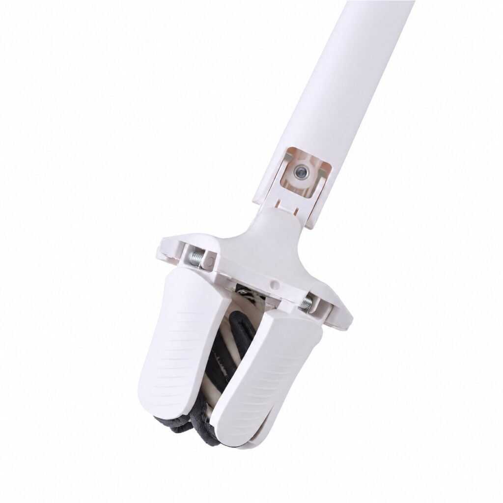 Star head mop arms folded around the microfiber pad for twist wringing